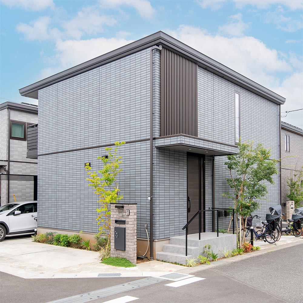 イメージ_東京セキスイハイム建築事例_セキスイハイムの分譲地「スマートハイムシティ」の街並みに調和する洗練された外観