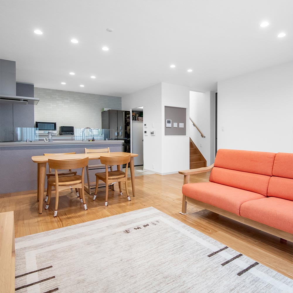 イメージ_東京セキスイハイム建築事例_約20畳のLDK。リビング内に配置した階段で、家族の帰宅時にも気配を感じられます