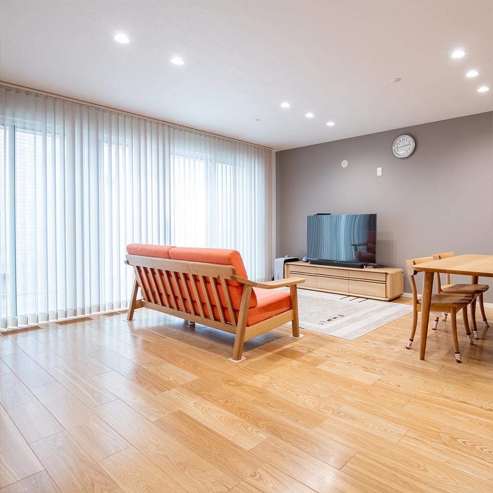 イメージ_東京セキスイハイム建築事例_自然光がたっぷりと差し込む南向きのLDKは、明るく心地よい空間