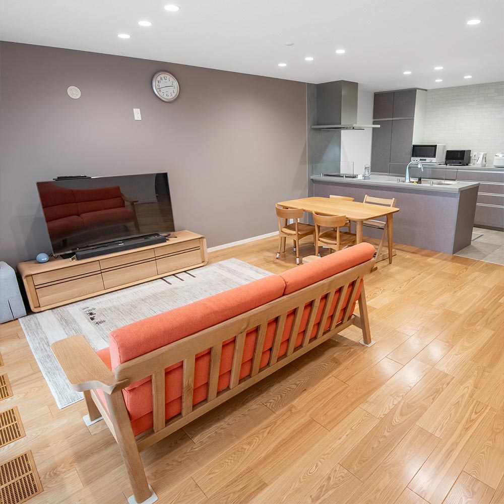 イメージ_東京セキスイハイム建築事例_LDKの床は、天然木の美しさと風合いを持つ「銘木プレミアムフローリング」を採用
