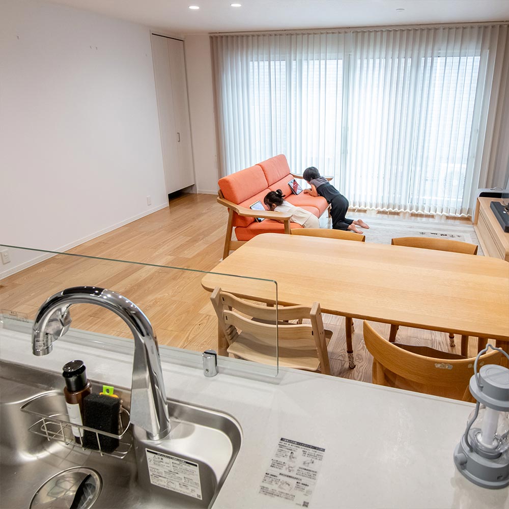 イメージ_東京セキスイハイム建築事例_フルフラットの対面キッチンで家族とのコミュニケーションがスムーズに