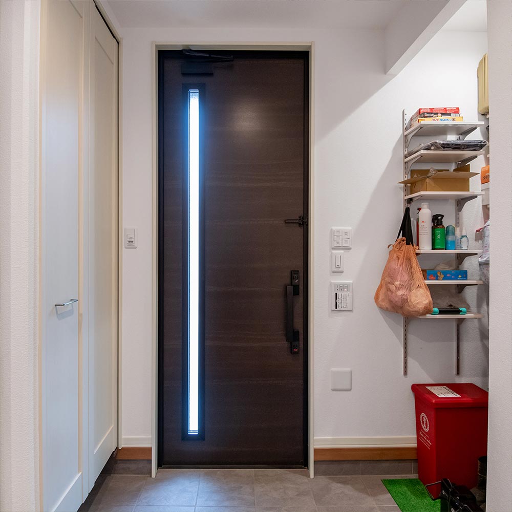 イメージ_東京セキスイハイム建築事例_土間収納と上着を掛けられるクロゼットを設置して、すっきりと使いやすい玄関に