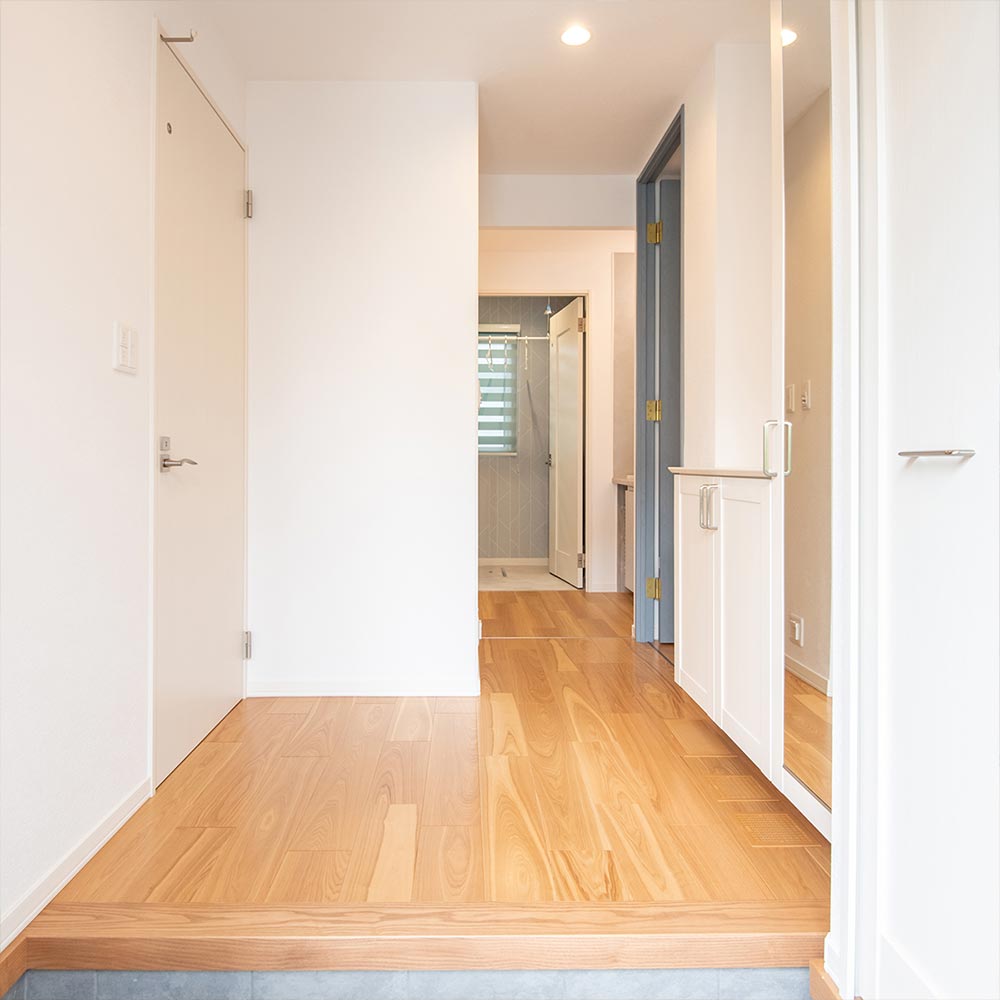 イメージ_東京セキスイハイム建築事例_LDKに入るドアの隣に洗面台を置き、帰宅後すぐに手洗いができる動線を確保しました