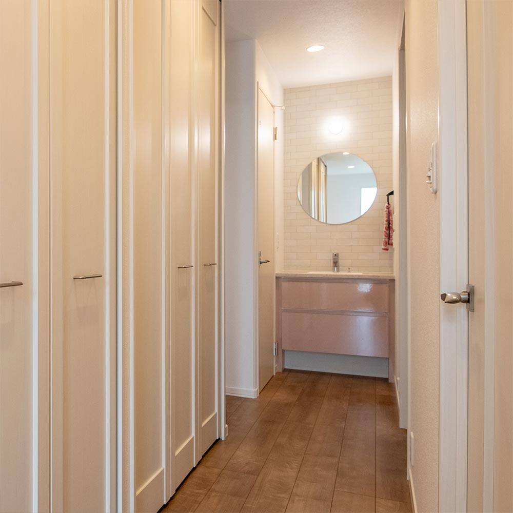 イメージ_東京セキスイハイム建築事例_２階ホールにも洗面台を設置。丸いミラーやタイル調の壁紙を組み合わせてかわいらしい印象に
