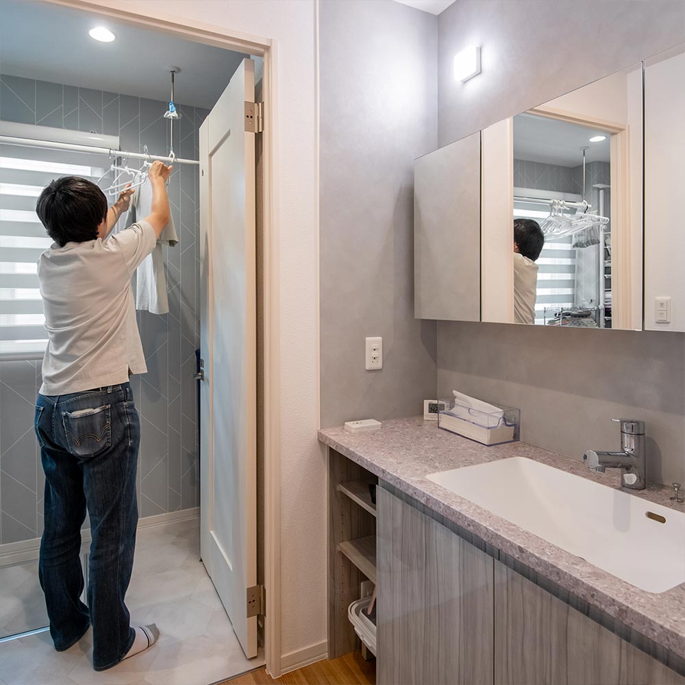 イメージ_東京セキスイハイム建築事例_洗面室に隣接するサンルームは室内干しに便利な機能的スペースとして活用