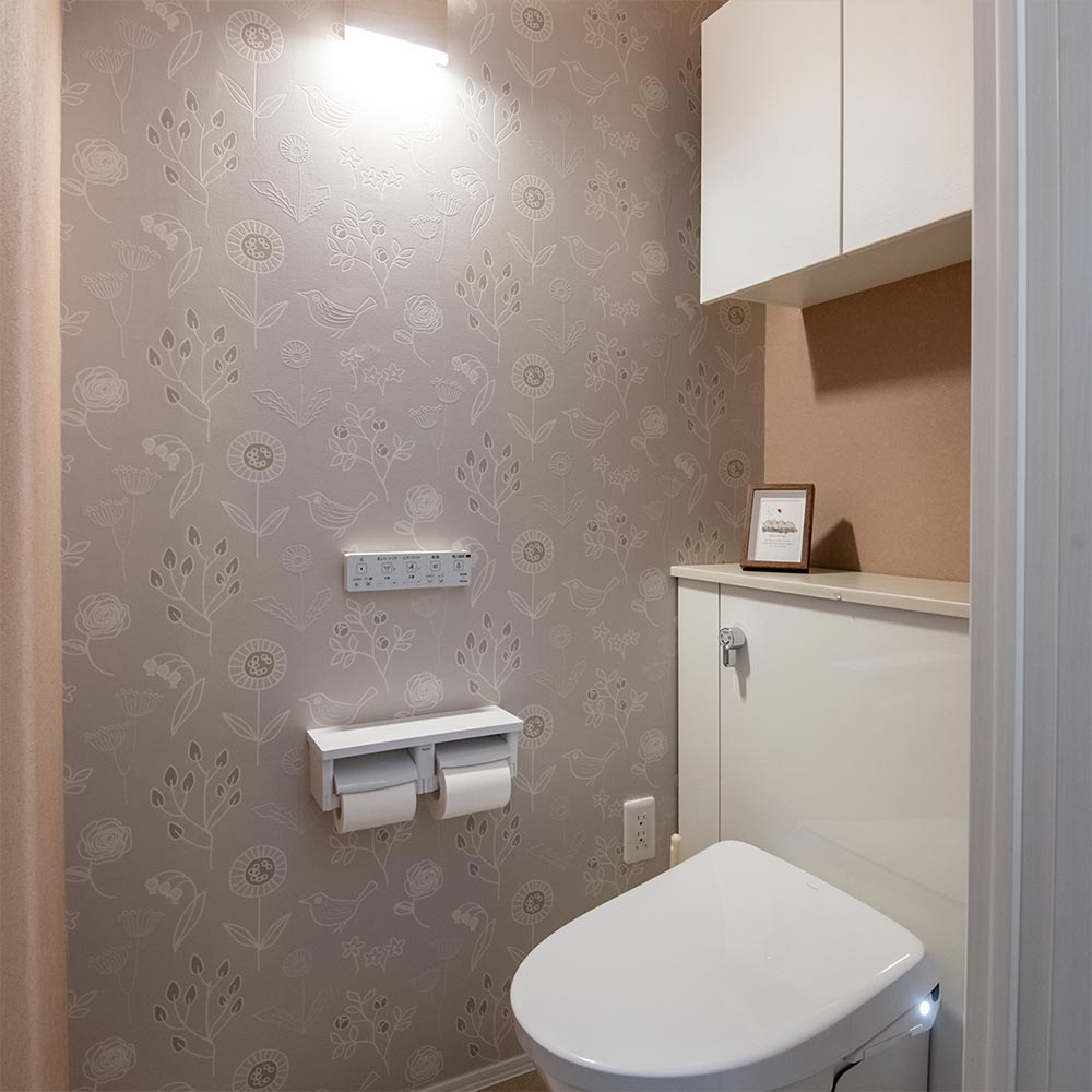 イメージ_東京セキスイハイム建築事例_花柄のクロスが映え、リラックスできる2階トイレ