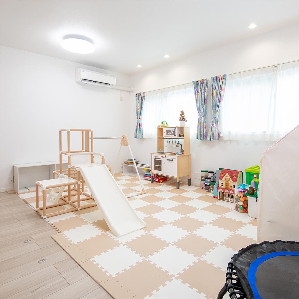 イメージ_東京セキスイハイム建築事例_大型の遊具も置ける広々とした子供室。将来は2つの子供室に分離できる設計です