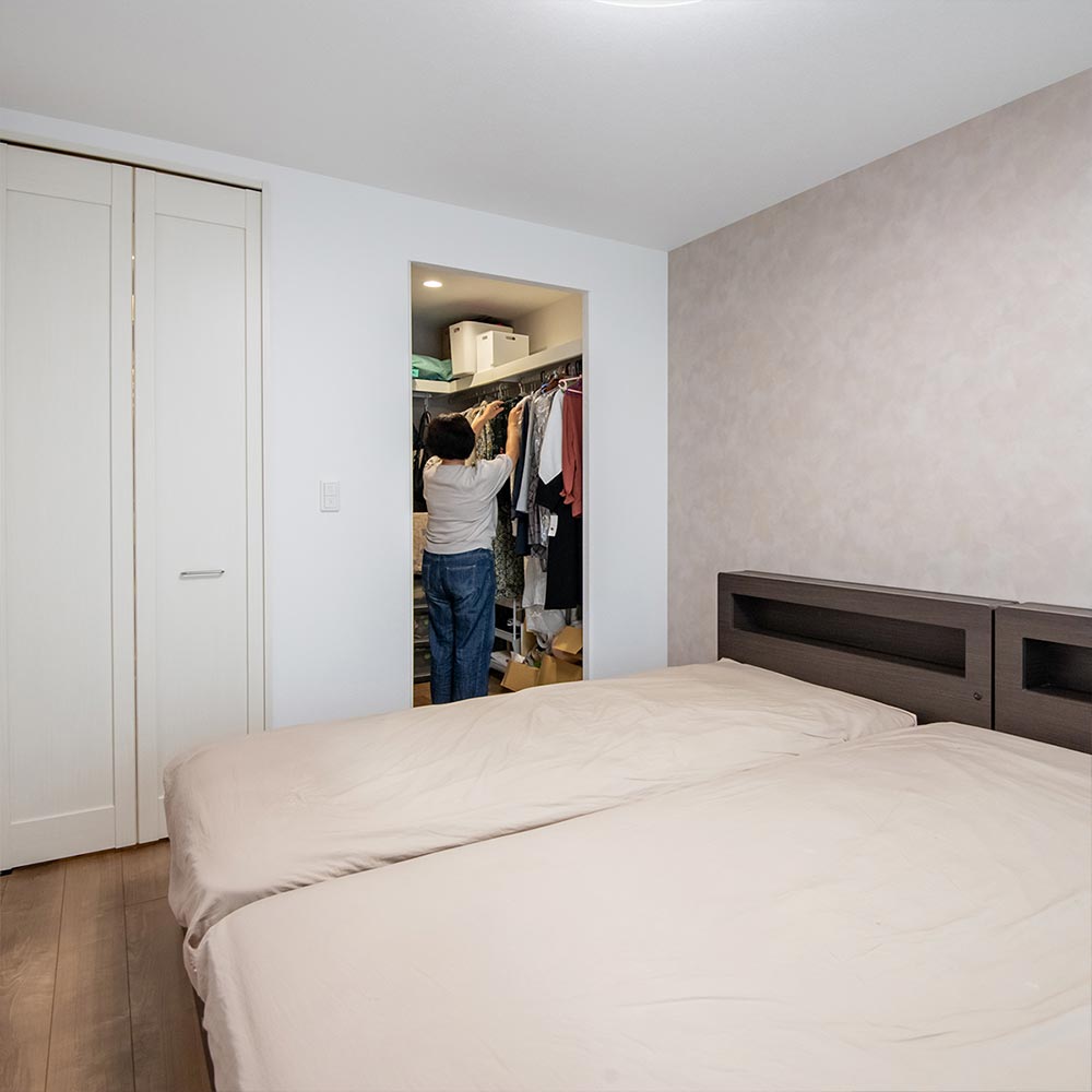 イメージ_東京セキスイハイム建築事例_主寝室には2つのウォークインクロゼットを完備。右は奥さま専用、左は生活全般の収納