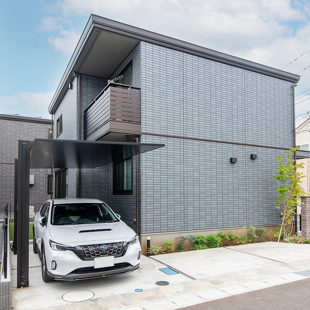 イメージ_東京セキスイハイム建築事例_住まいの外観に調和したスタイリッシュなカーポート