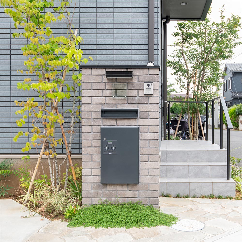 イメージ_東京セキスイハイム建築事例_宅配ボックス付きの門柱はレンガスタイルで仕上げ、デザイン性と機能性を両立