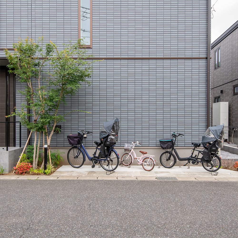 イメージ_東京セキスイハイム建築事例_玄関横にはサイクルラックを設置し、公共道路からもいつでもすっきりな印象に