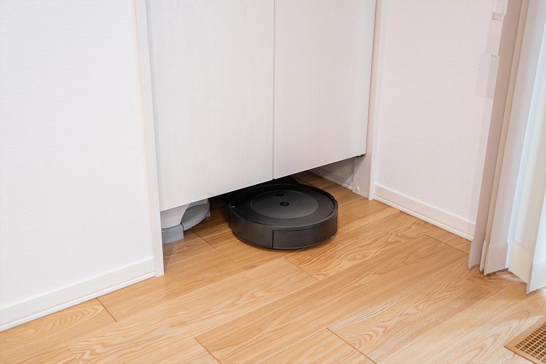 イメージ_東京セキスイハイム建築事例_ロボット掃除機が出入りできるリビング収納