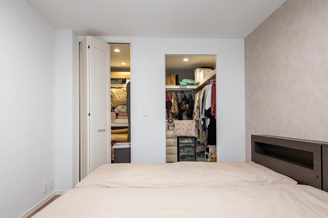 イメージ_東京セキスイハイム建築事例_目的別に使い分けられる主寝室のウォークインクロゼット