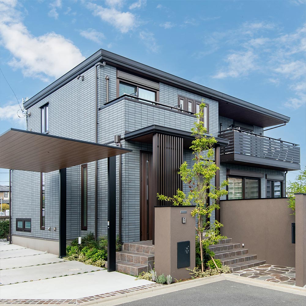 イメージ_東京セキスイハイム建築事例_フラット屋根に大容量の太陽光パネルを搭載したスマートパワーステーションFX