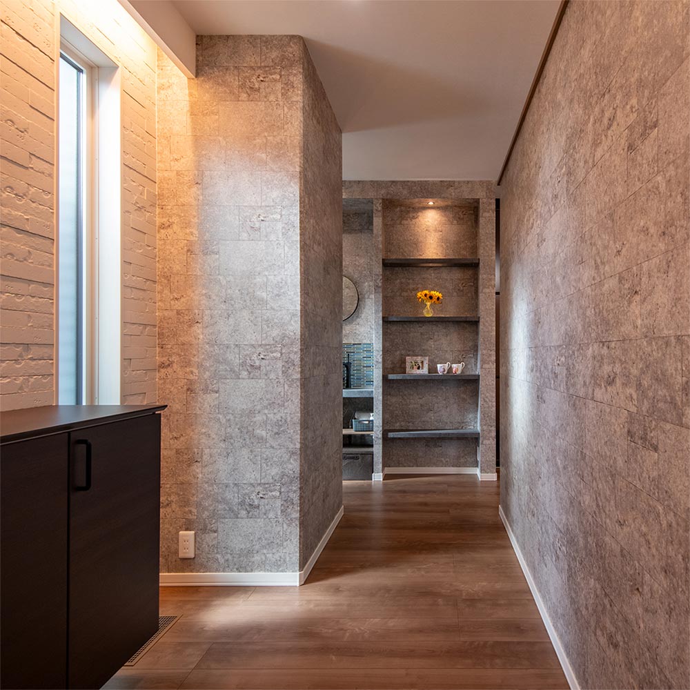 イメージ_東京セキスイハイム建築事例_玄関ホールの正面に設けた飾り棚で奥行き感を演出