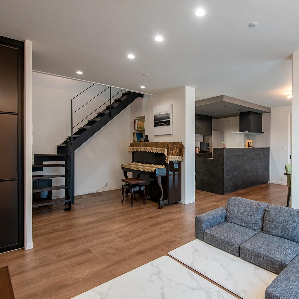 イメージ_東京セキスイハイム建築事例_スチール製のオープン階段が印象的なLDK