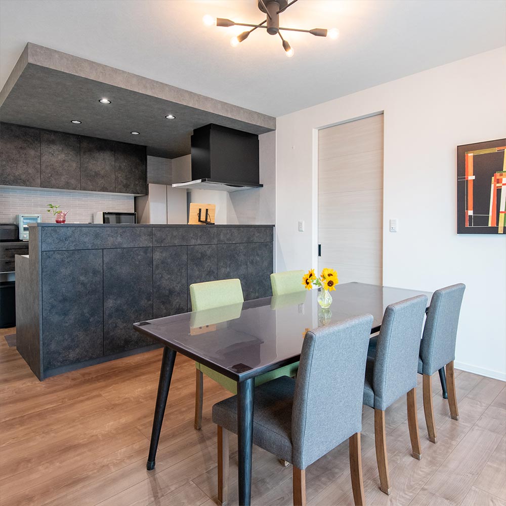 イメージ_東京セキスイハイム建築事例_折下げ天井で、キッチンとダイニングの空間をゆるやかにゾーニング