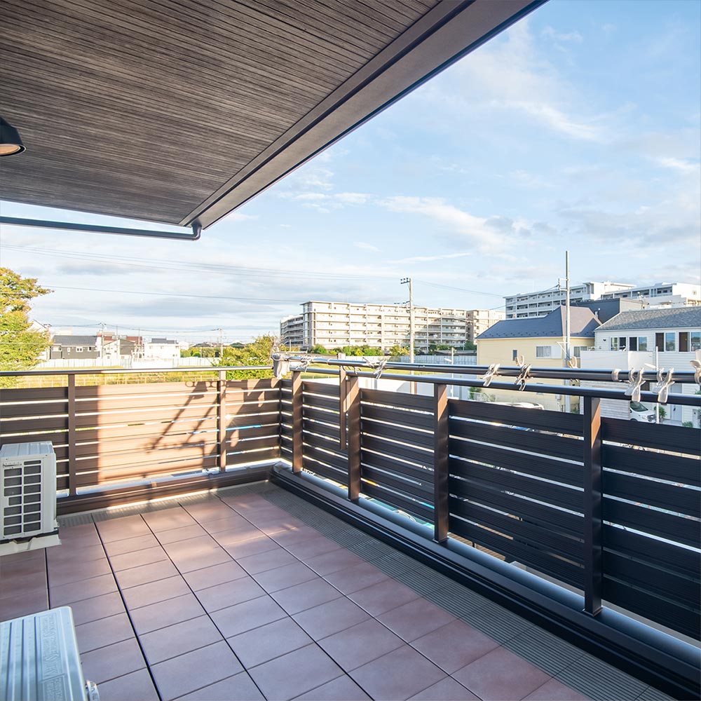 イメージ_東京セキスイハイム建築事例_広々としたバルコニー。軒天には重厚感のある木目調を採用