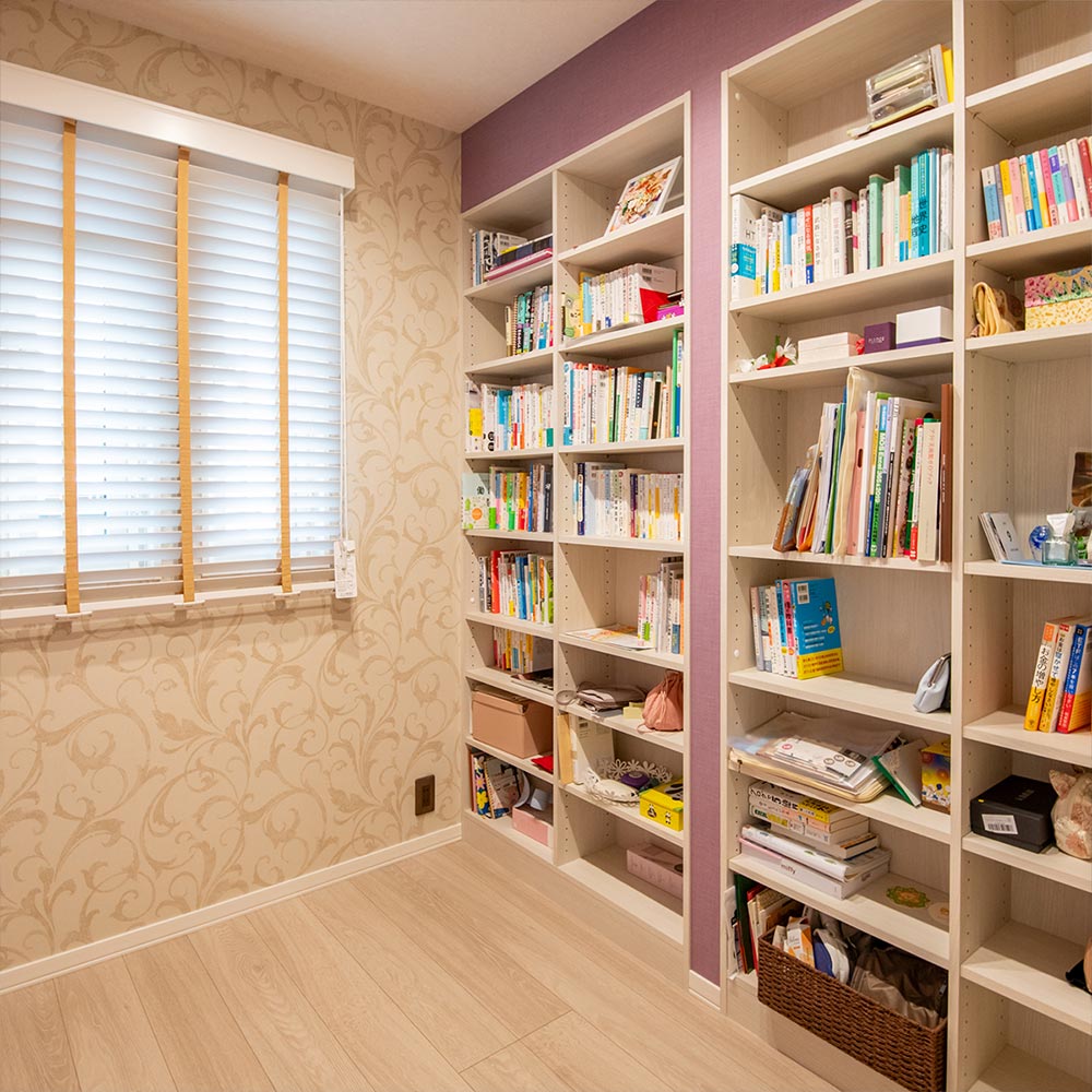 イメージ_東京セキスイハイム建築事例_奥さまの書斎。壁一面の造り付け本棚で、すっきり整う空間に