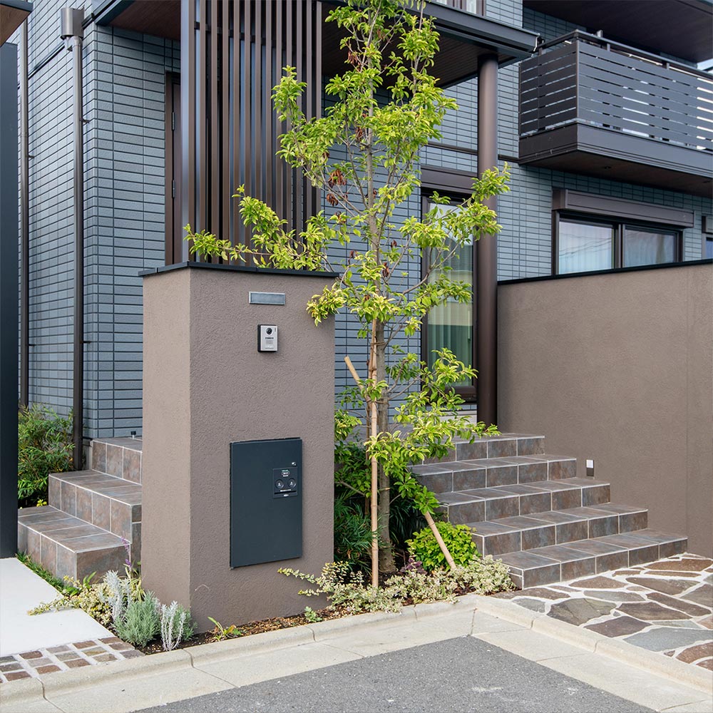 イメージ_東京セキスイハイム建築事例_玄関ポーチは縦格子と植栽でプライバシーを確保