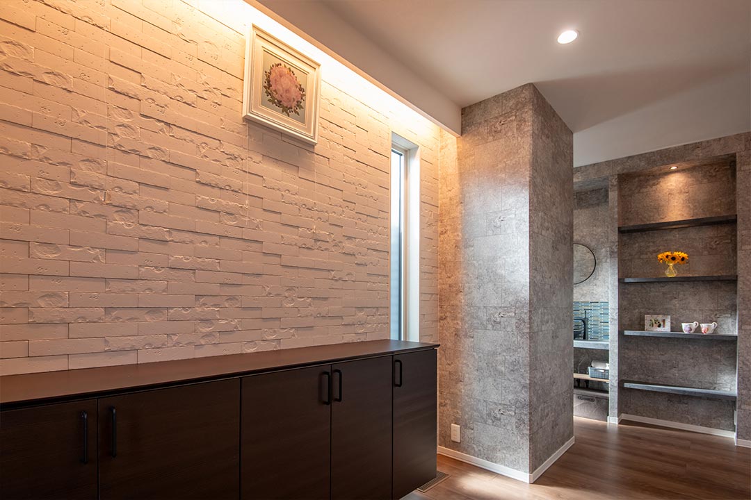 イメージ_東京セキスイハイム建築事例_間接照明にクロスの質感が浮かび上がる玄関ホール