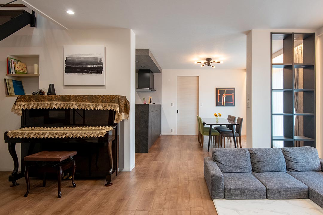 イメージ_東京セキスイハイム建築事例_オープンシェルフや絵画などインテリアが映えるLDK