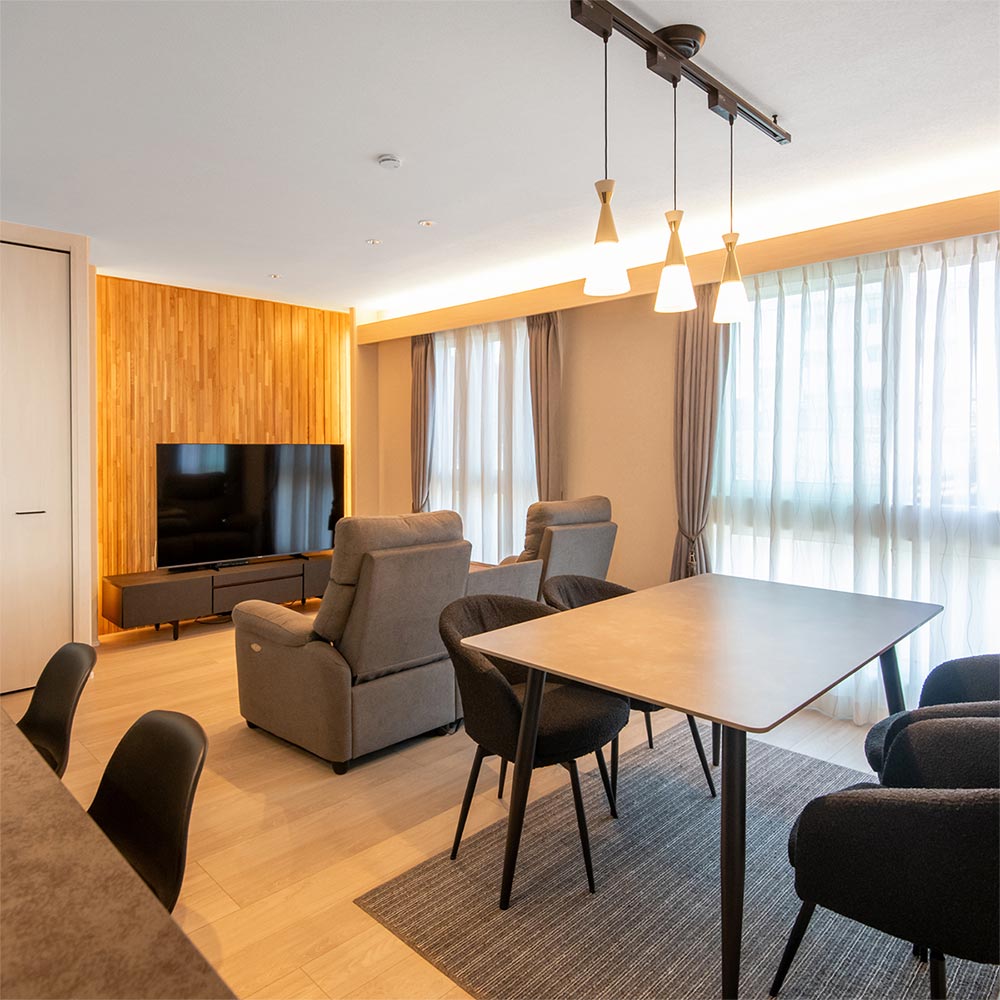 イメージ_東京セキスイハイム建築事例_北側の窓からやわらかな光が差し込む約17畳のLDK