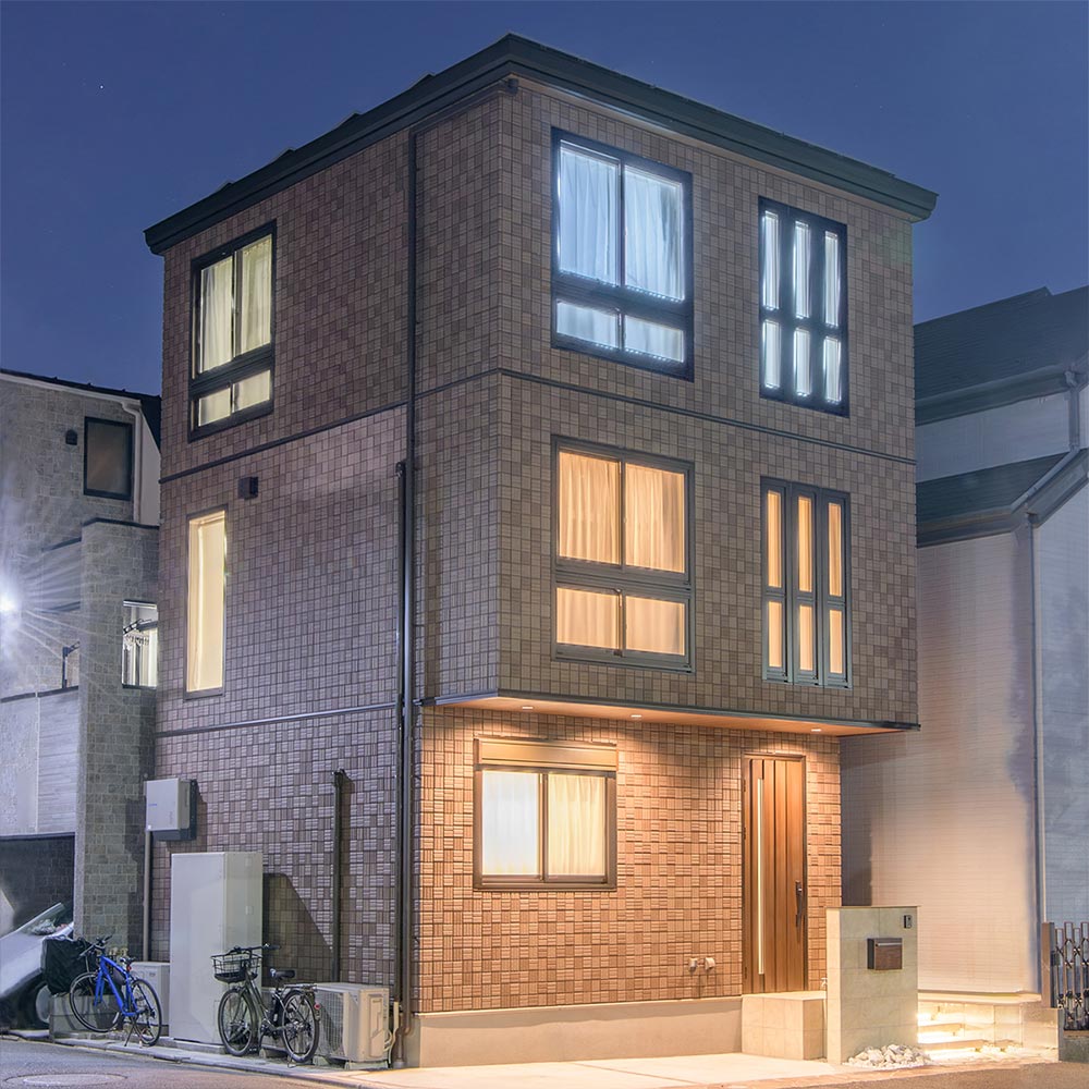 イメージ_東京セキスイハイム建築事例_夜景も映える3階建てのスタイリッシュな外観