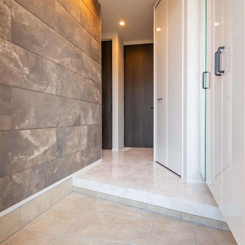 イメージ_東京セキスイハイム建築事例_大判のエコカラットが印象的な玄関ホール