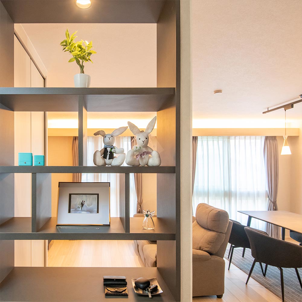 イメージ_東京セキスイハイム建築事例_LDKの入口にオープンシェルフを配置して抜け感を創出