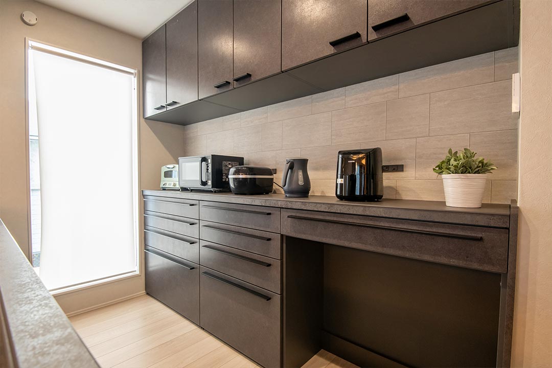 イメージ_東京セキスイハイム建築事例_縦長の大きな窓を設けたキッチン