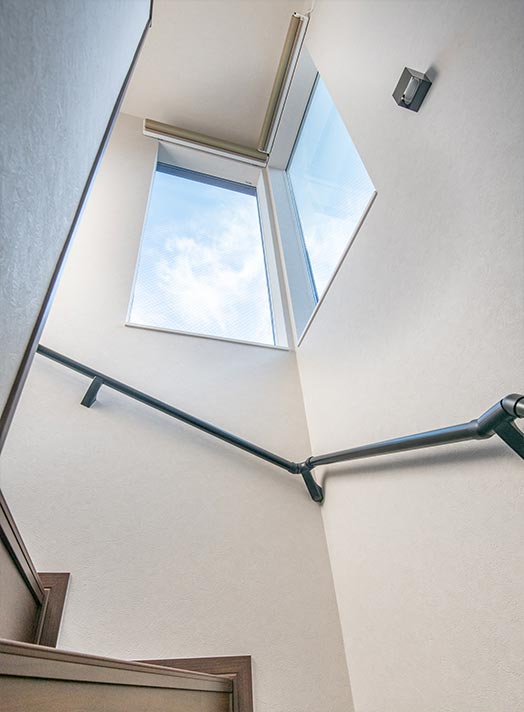 イメージ_南向きの階段ホールにL字窓を設置して空と光を取り込みます