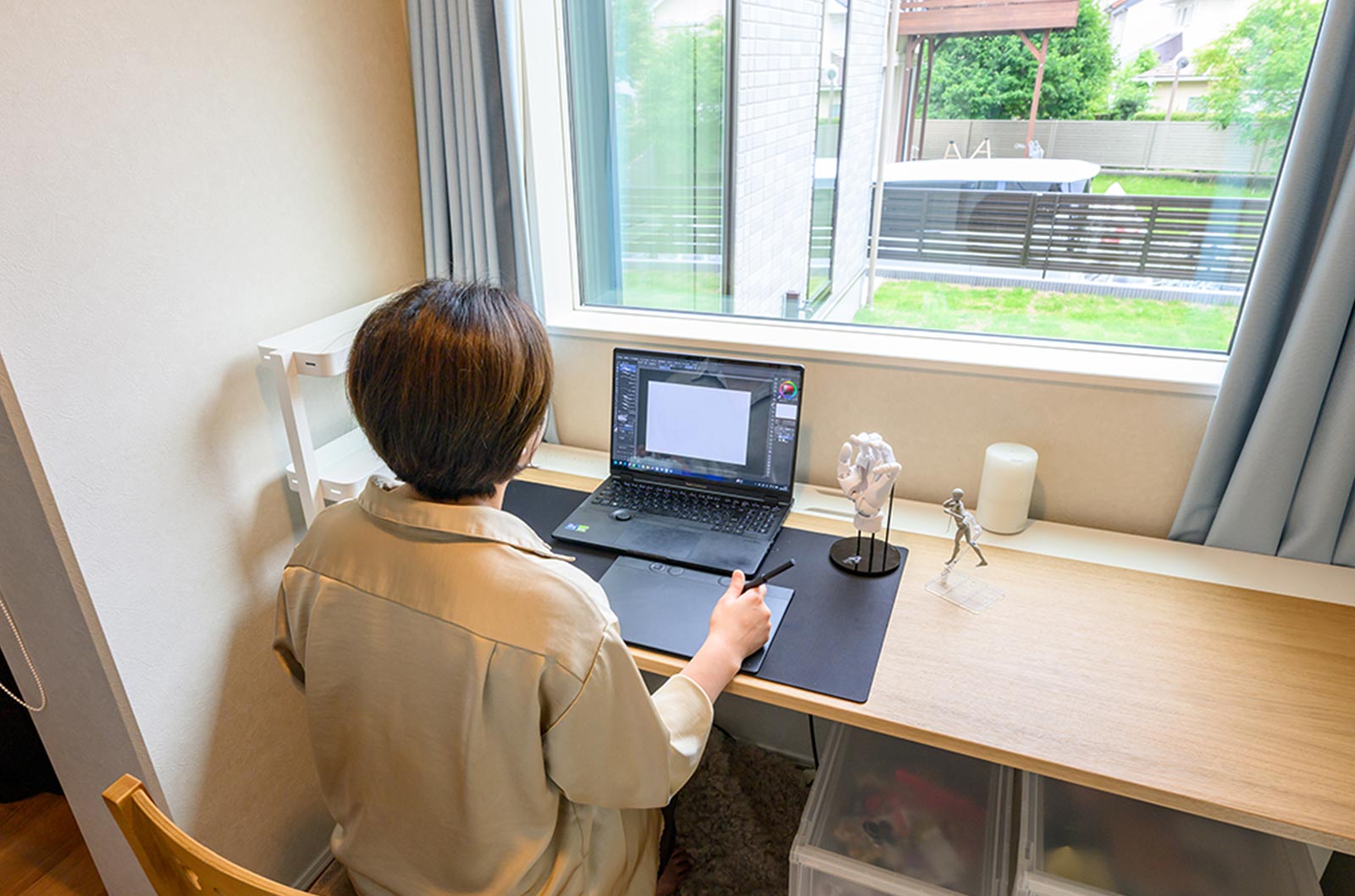 イメージ_東京セキスイハイム建築実例_庭を眺めながら仕事ができる奥さまのアトリエ