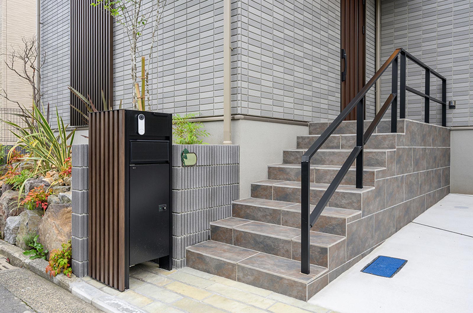 イメージ_東京セキスイハイム建築実例_インターホンやポスト、宅配ボックスなどを集約したミニマルデザインの門柱を採用