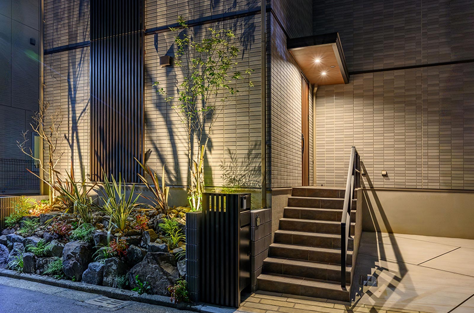 イメージ_東京セキスイハイム建築実例_植栽やタイル外壁の繊細な陰影を引き立てる照明計画