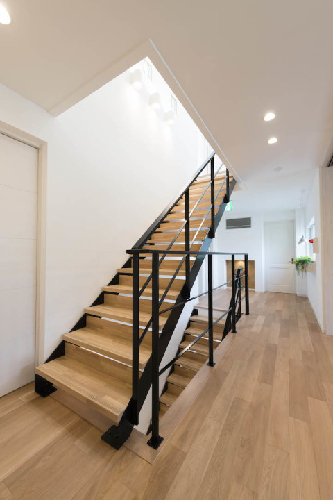 幕張デシオ展示場_2F階段