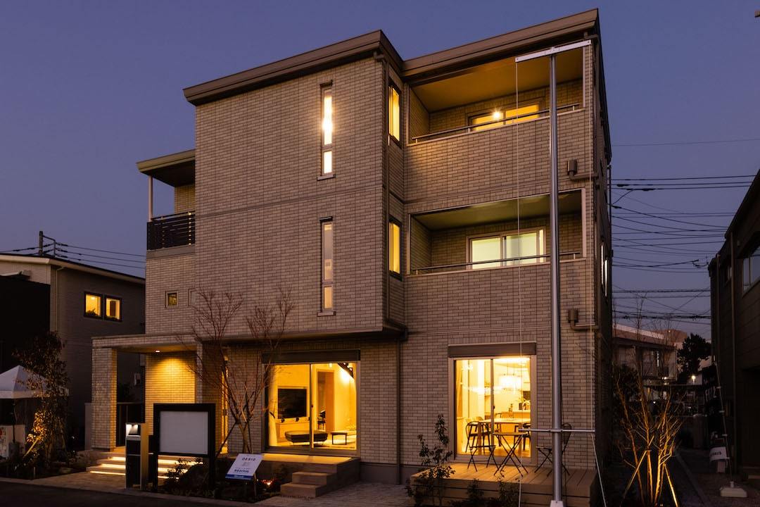 草加デシオ展示場_夜外観