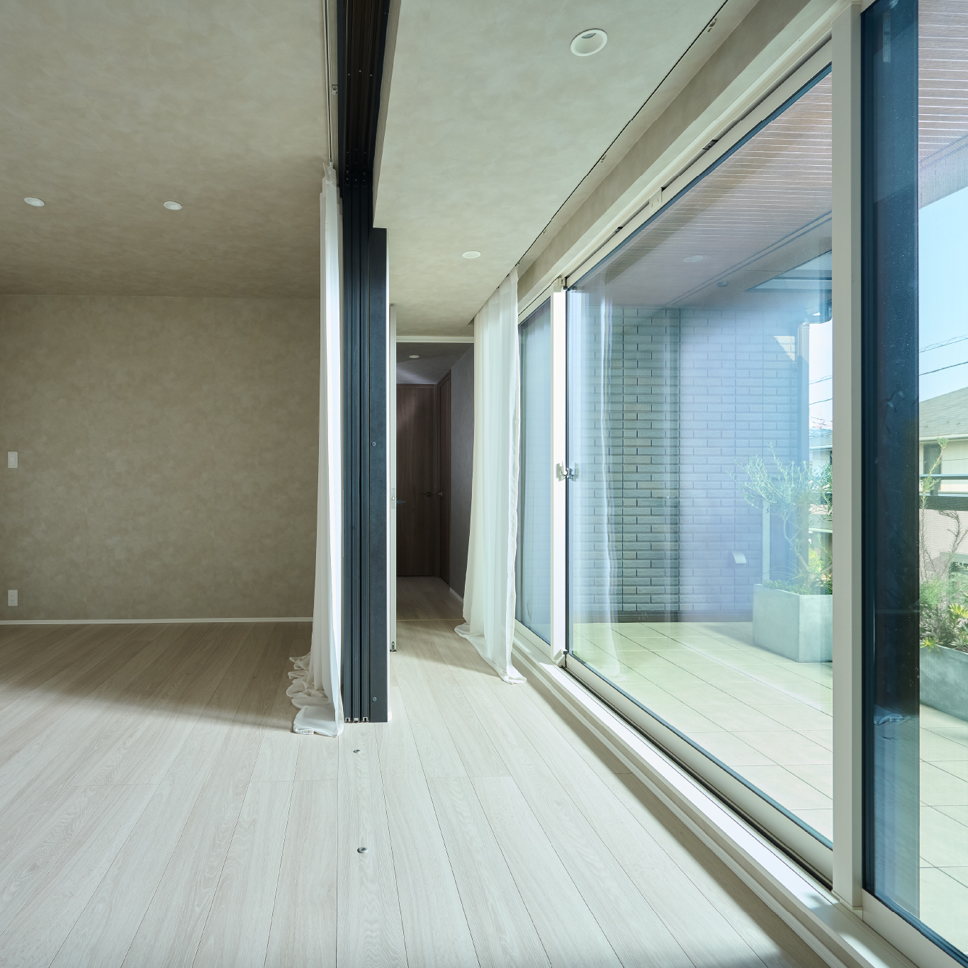 光と広がりを感じる工夫。