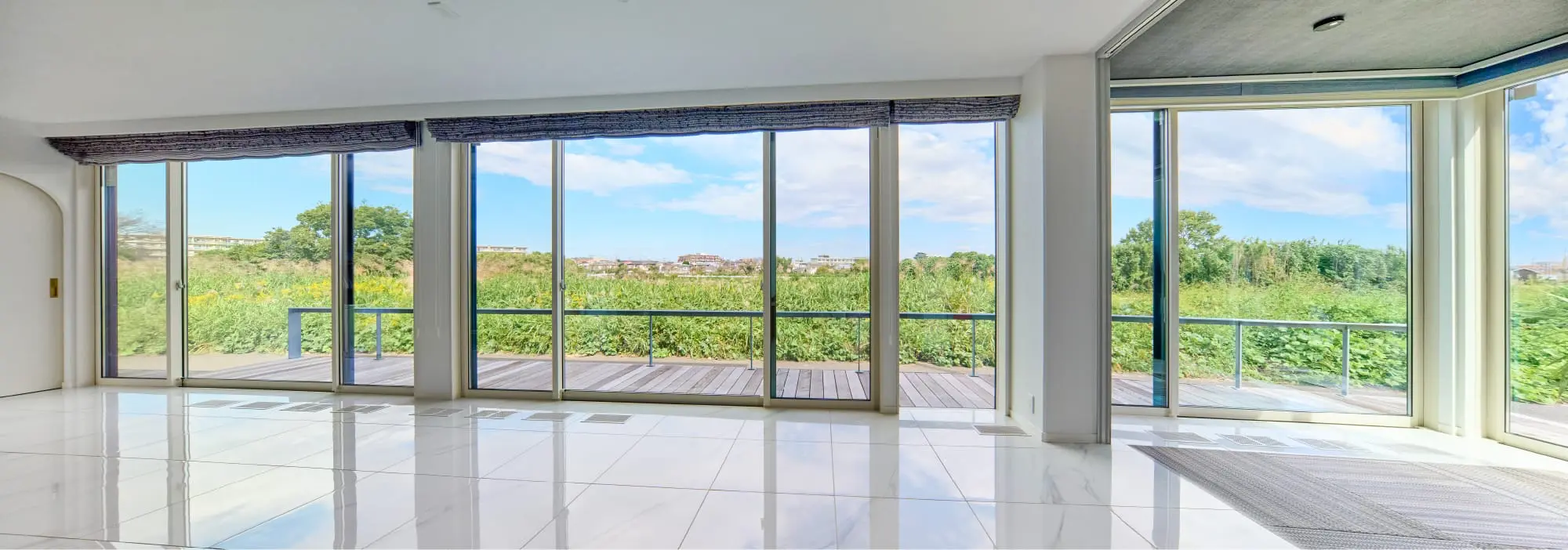 草原に浮かぶリビング