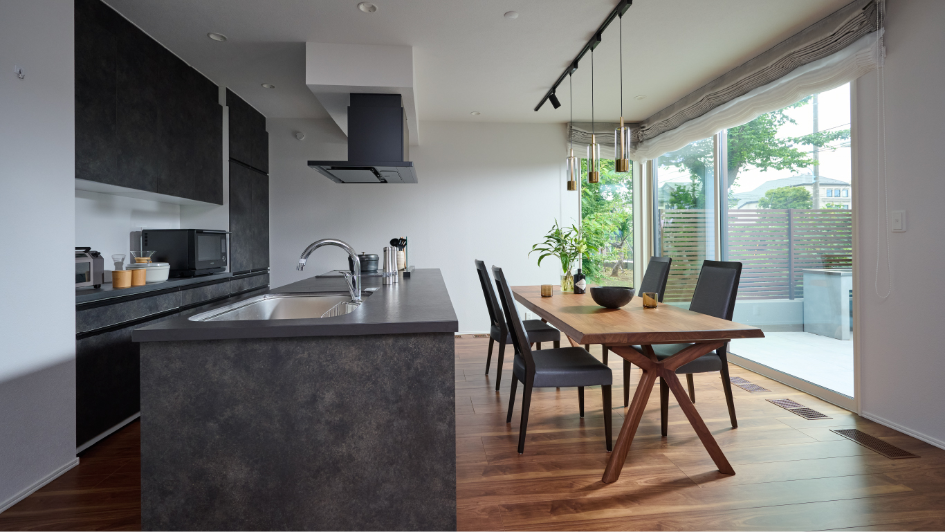 光と風が揺れる食卓